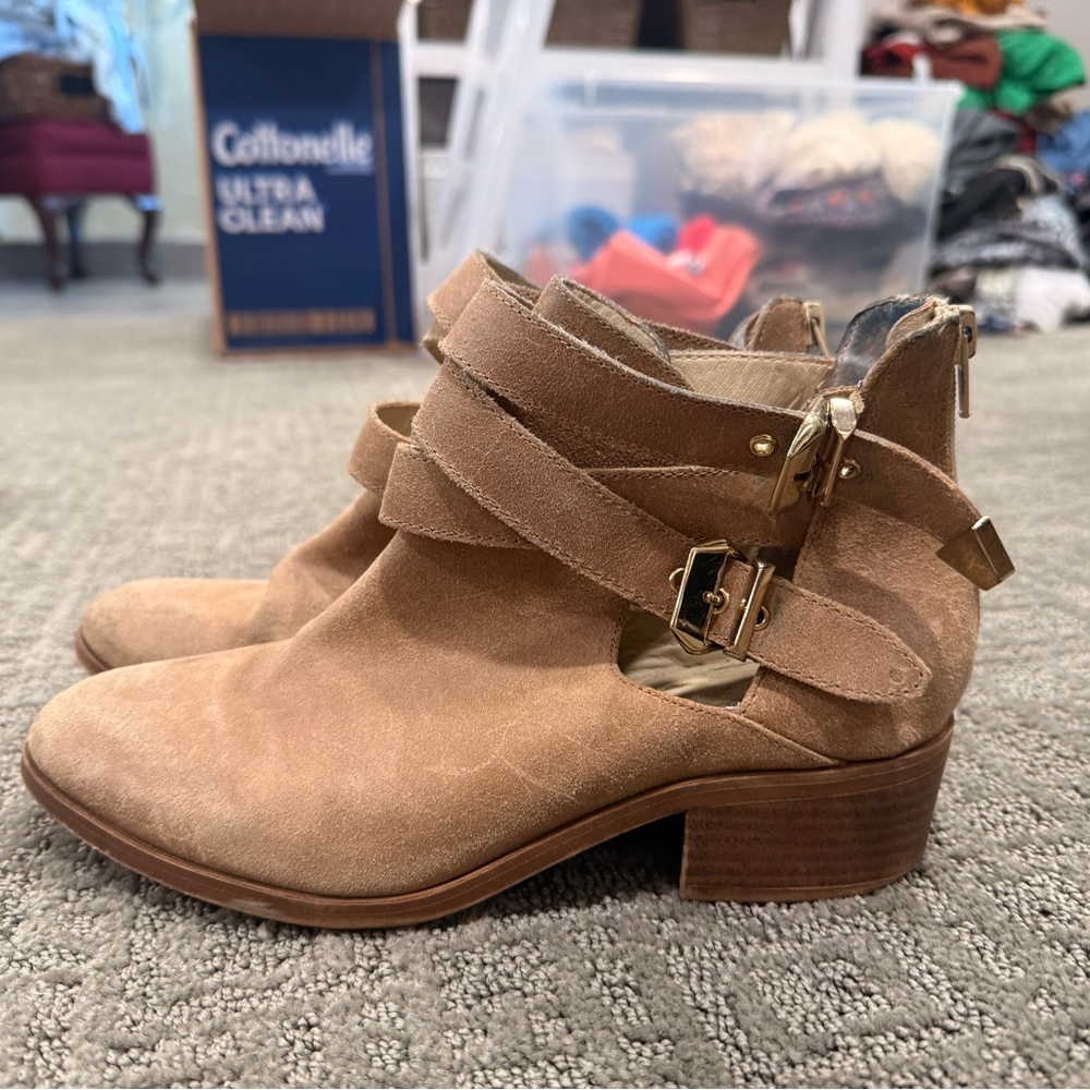 7.5 Seychelles Scoundrel Taupe Leather Booties